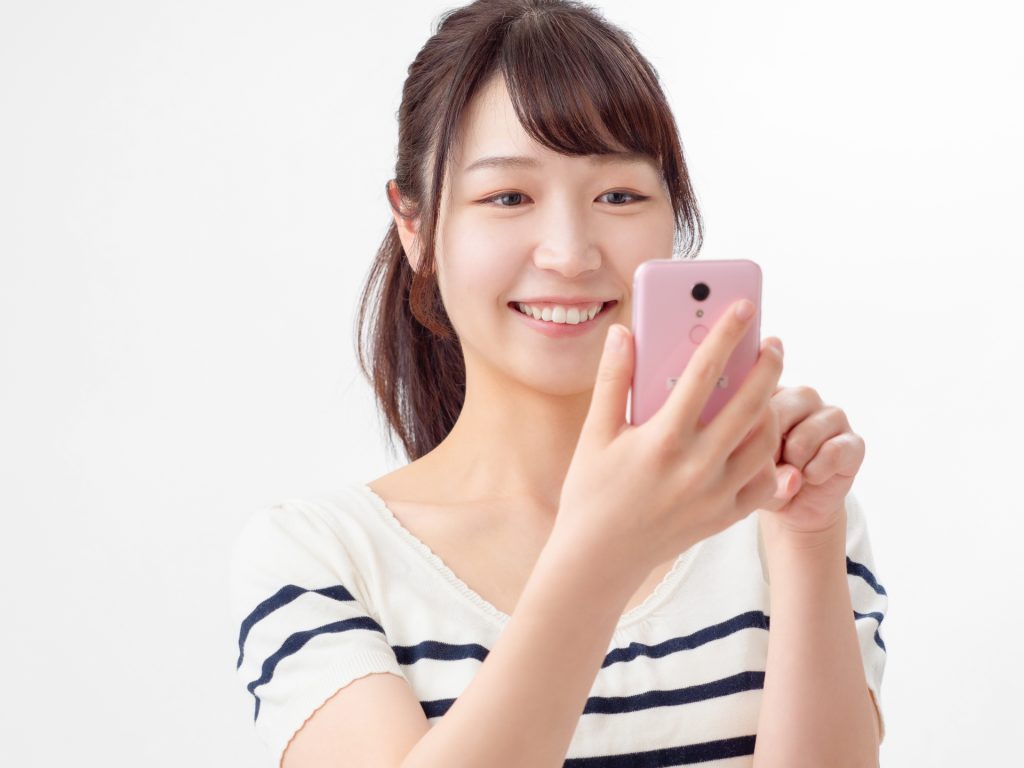 スマホを持つ女性